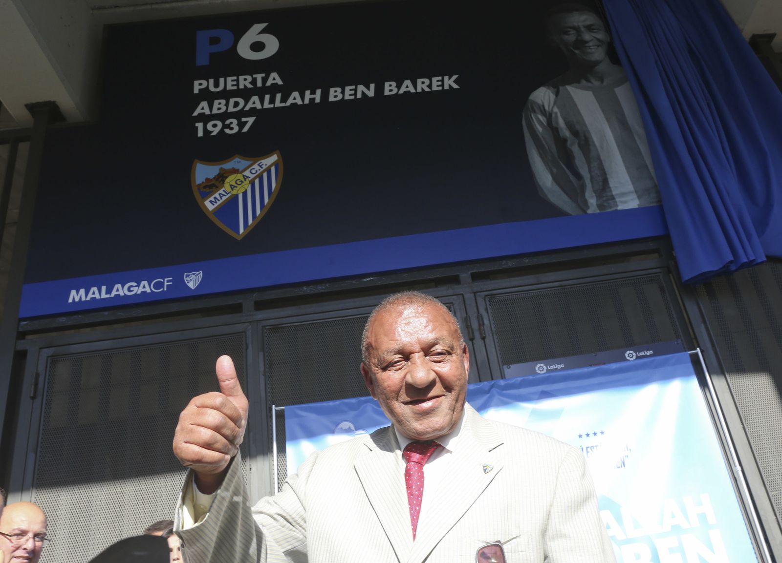 Ben Barek posa bajo su placa en La Rosaleda.