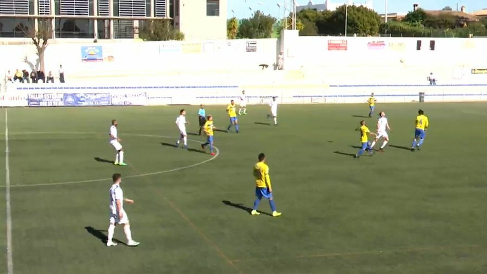 Los Barrios, de blanco, ante el Conil CF.