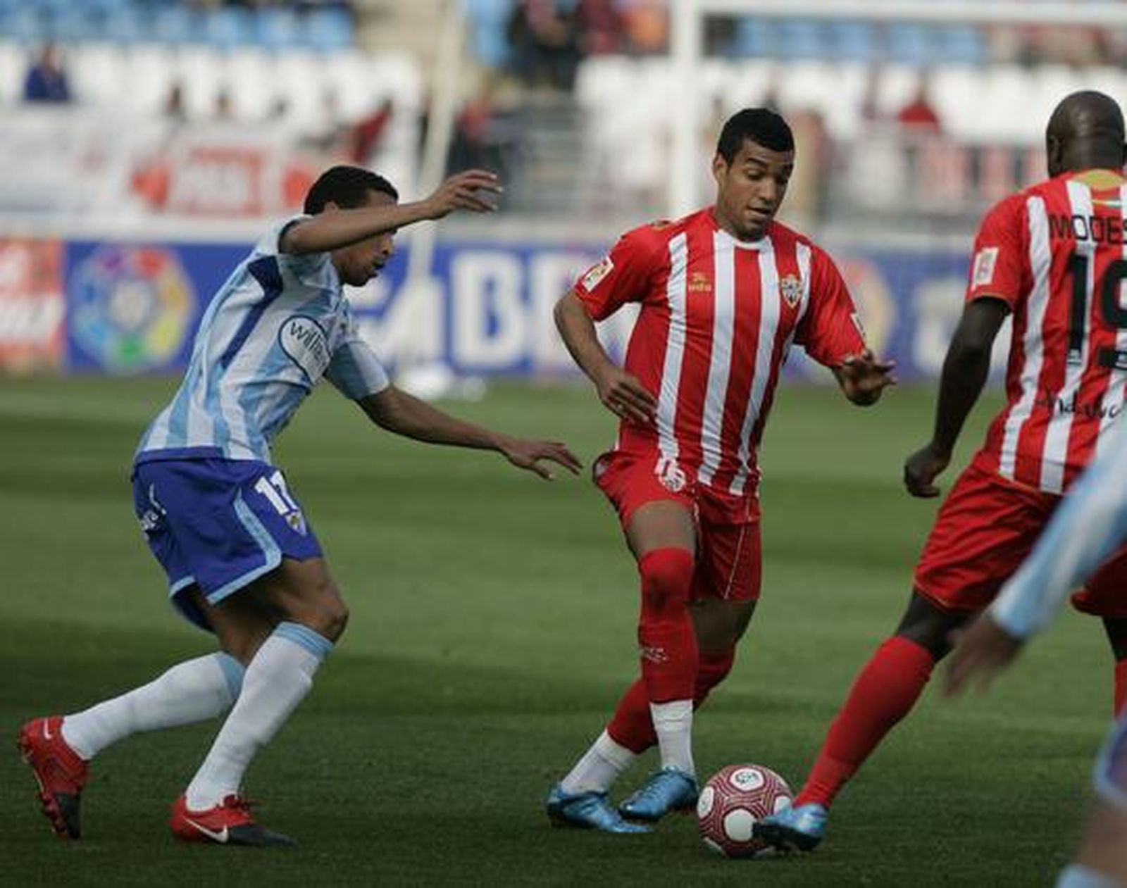 El Almería vence al Málaga en el estadio Mediterráneo. / Javier Alonso