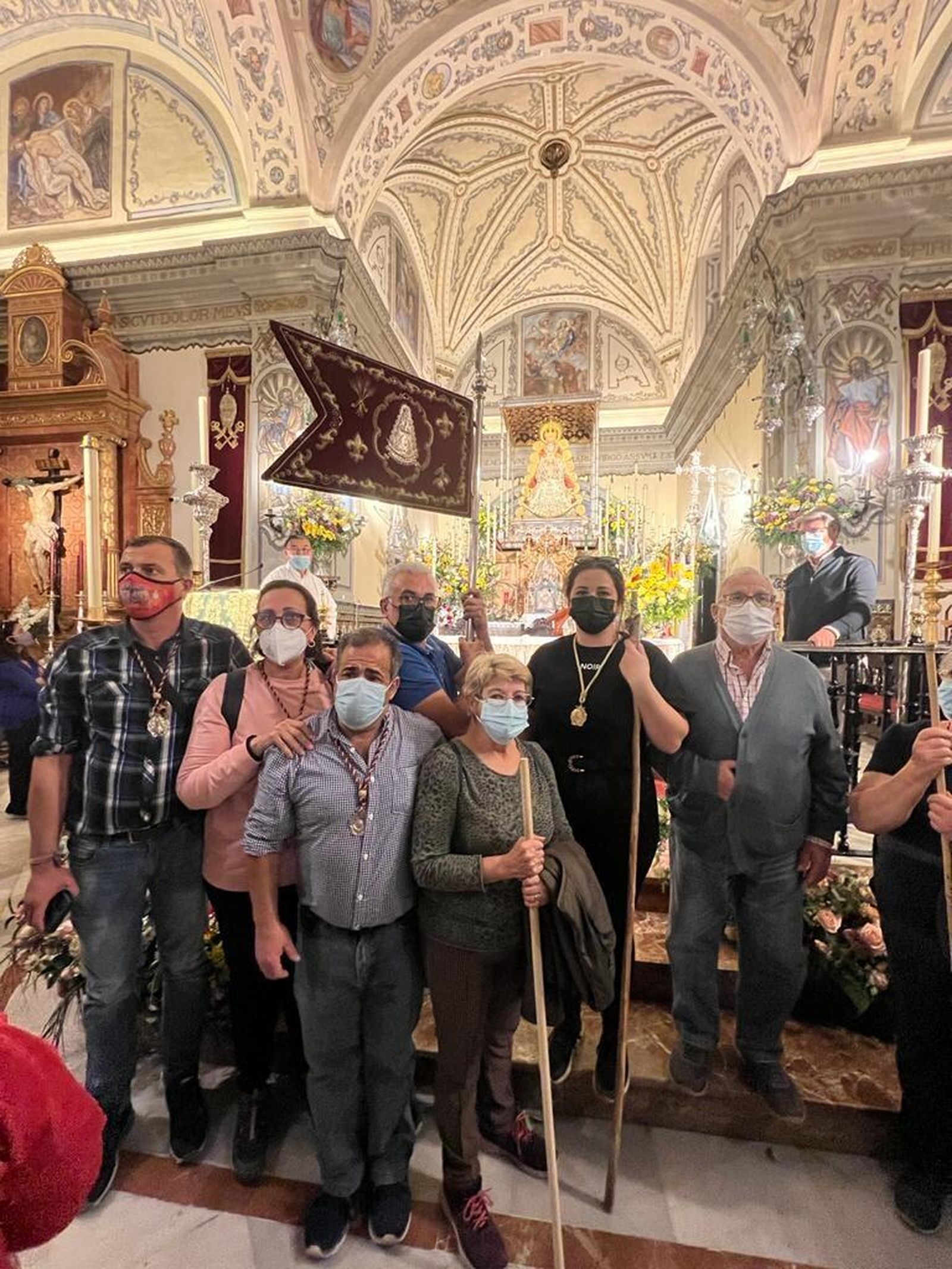 Hermanos de Huévar en una peregrinación meses atrás a Almonte para reencontrarse con la Virgen.