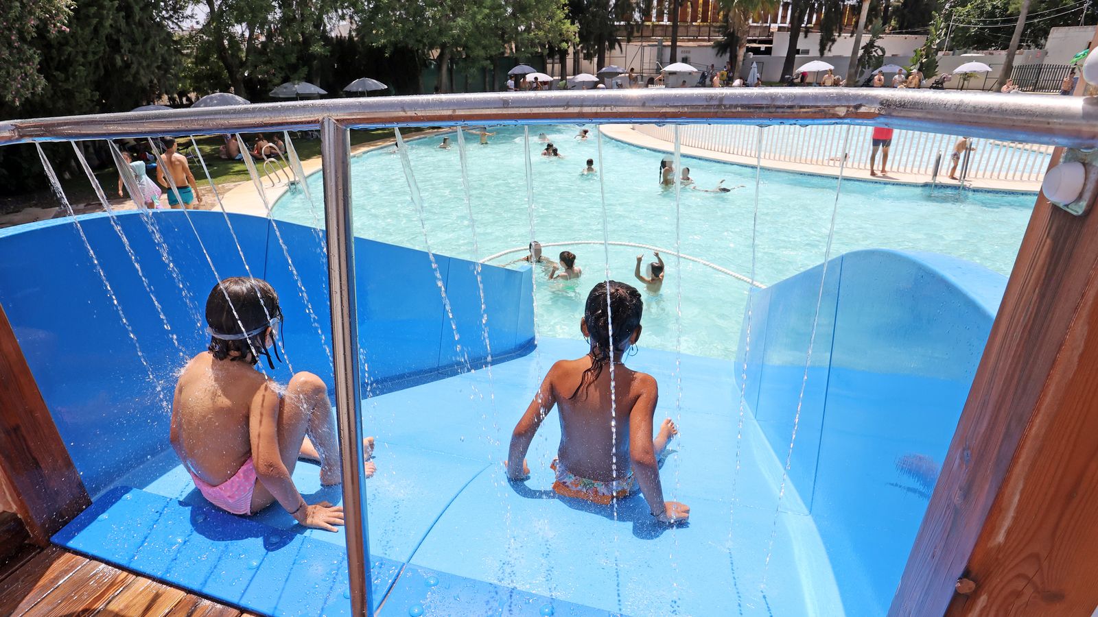 Imágenes del magnífico ambiente en las piscinas del Club Nazaret de Jerez