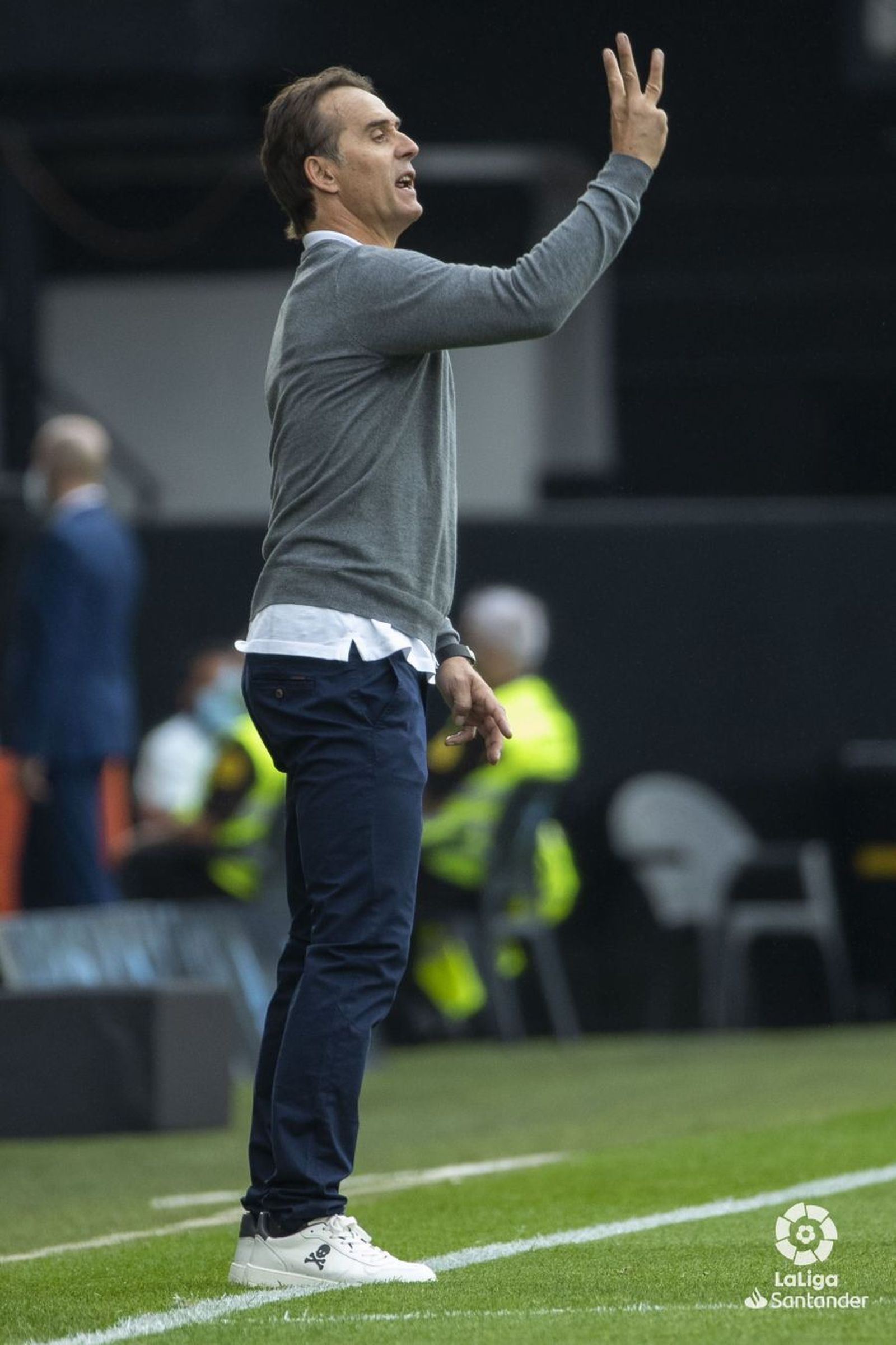 Lopetegui hace indicaciones desde la banda durante un partido del Sevilla.