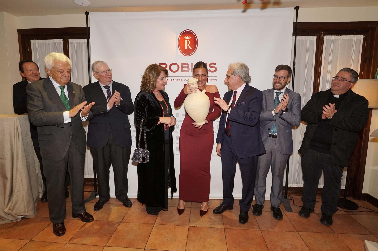 Las imágenes de la entrega de la Cántara de Honor a Laura Gallego en Casa Robles