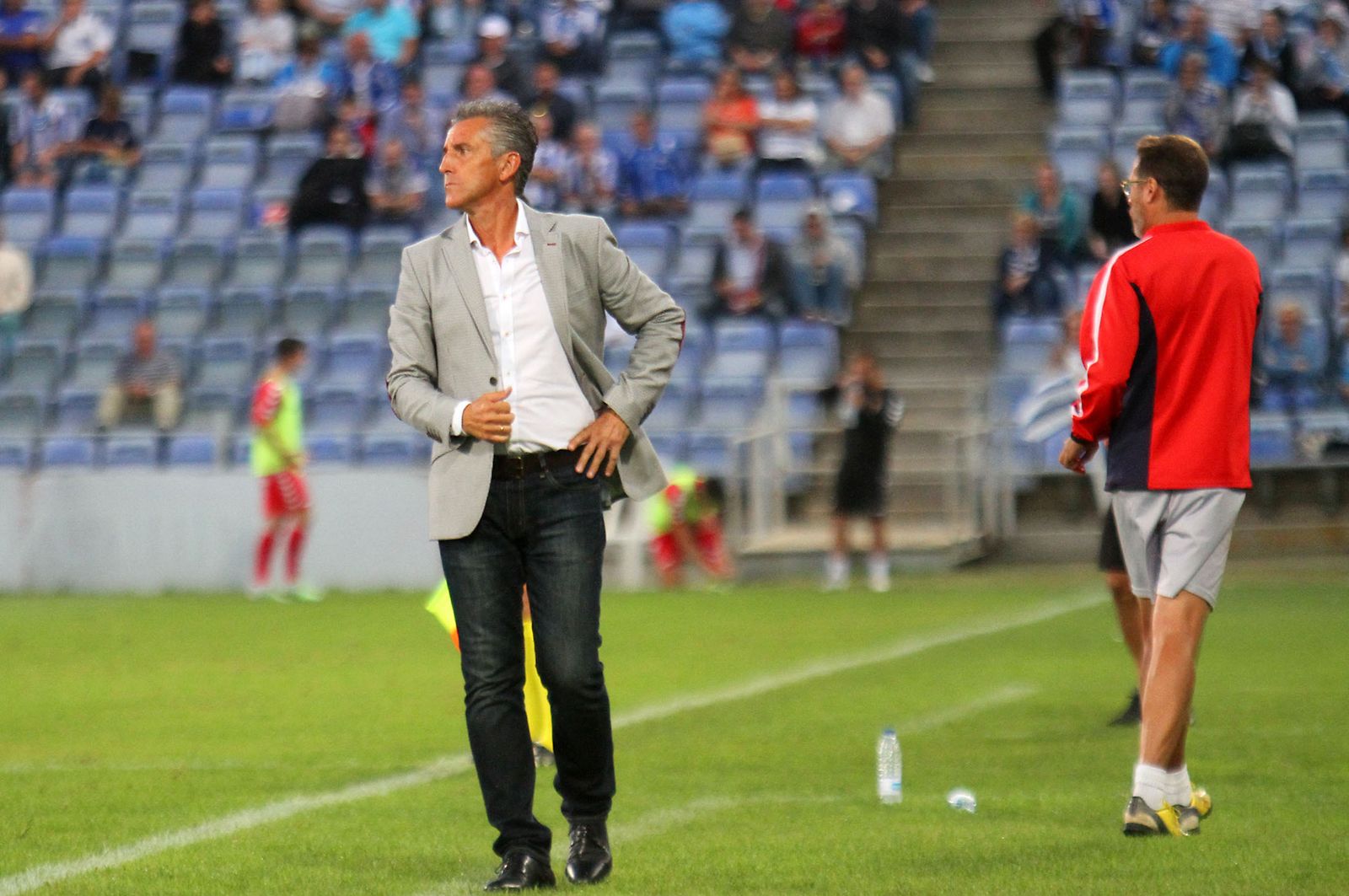 Alejandro Ceballos da instrucciones durante un encuentro.