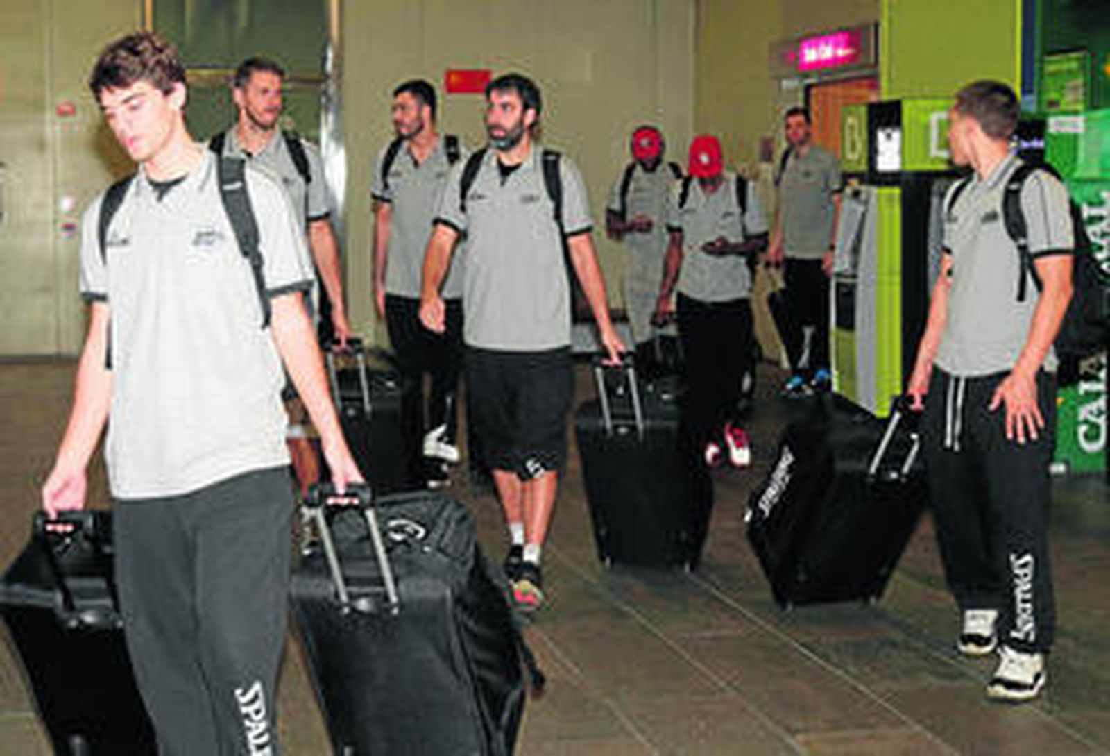 La expedición cajista, en la estación de Santa Justa antes de subirse a un AVE.