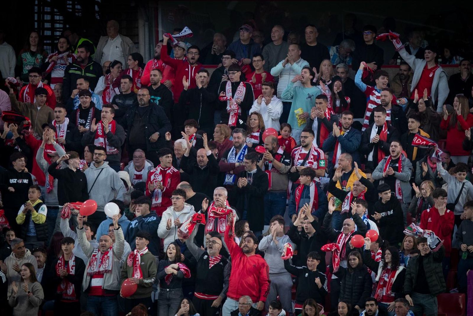 Seguidores del Granada animando a su equipo en el choque ante el Málaga.