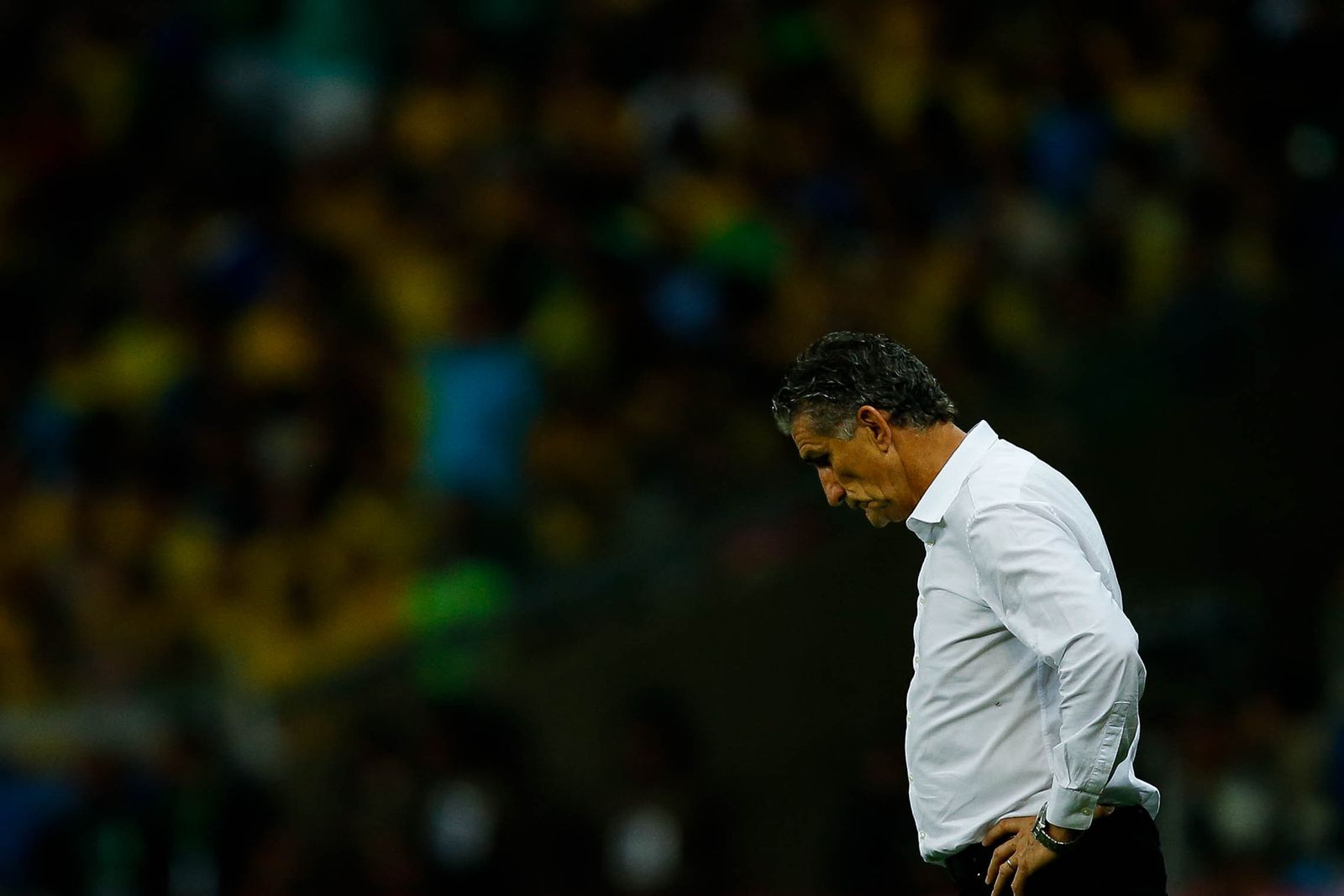 Bauza, cabizbajo y pensativo, tras la derrota encajada por Argentina en el encuentro frente a Brasil.