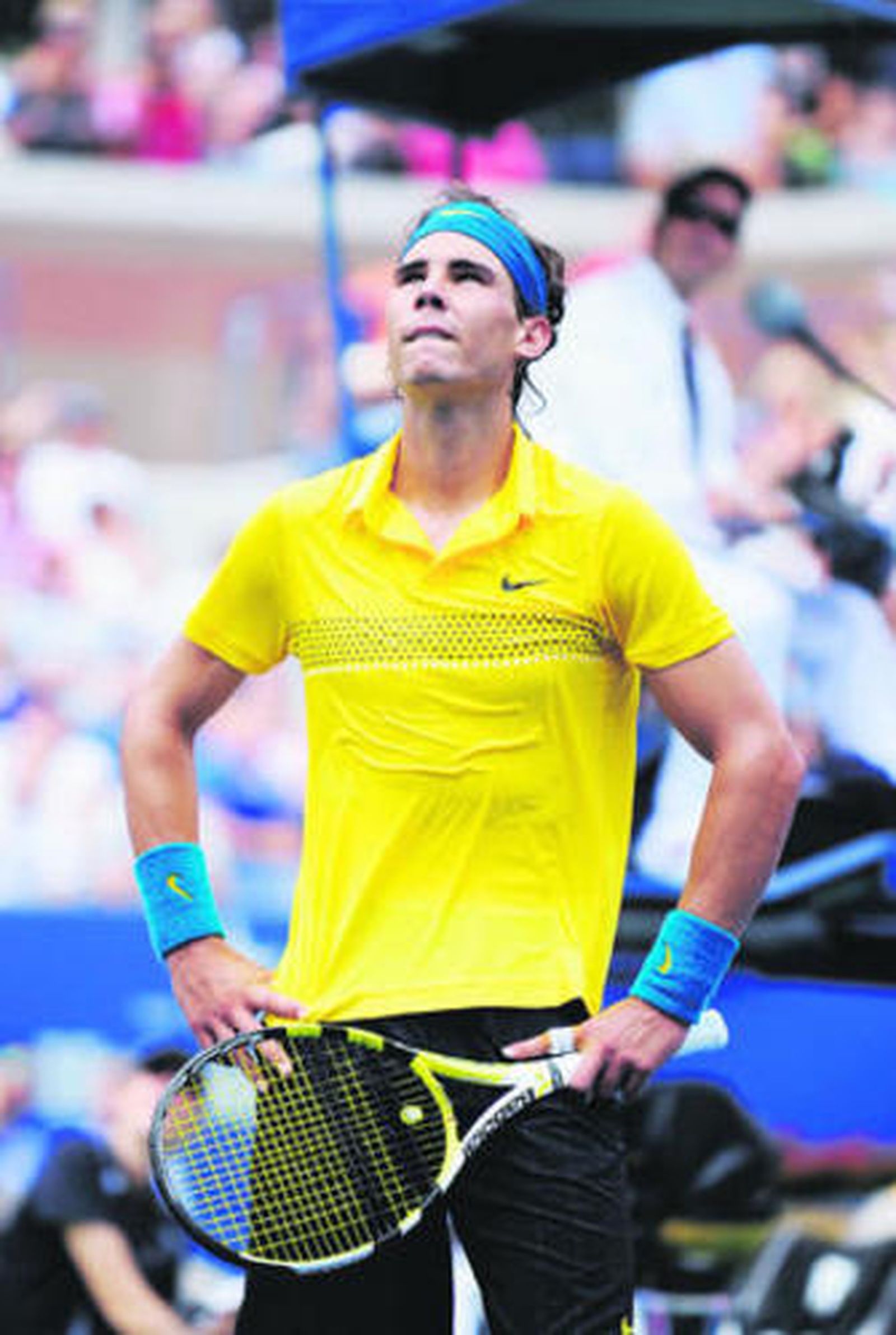 Nadal mira hacia el cielo con aire de resignación.