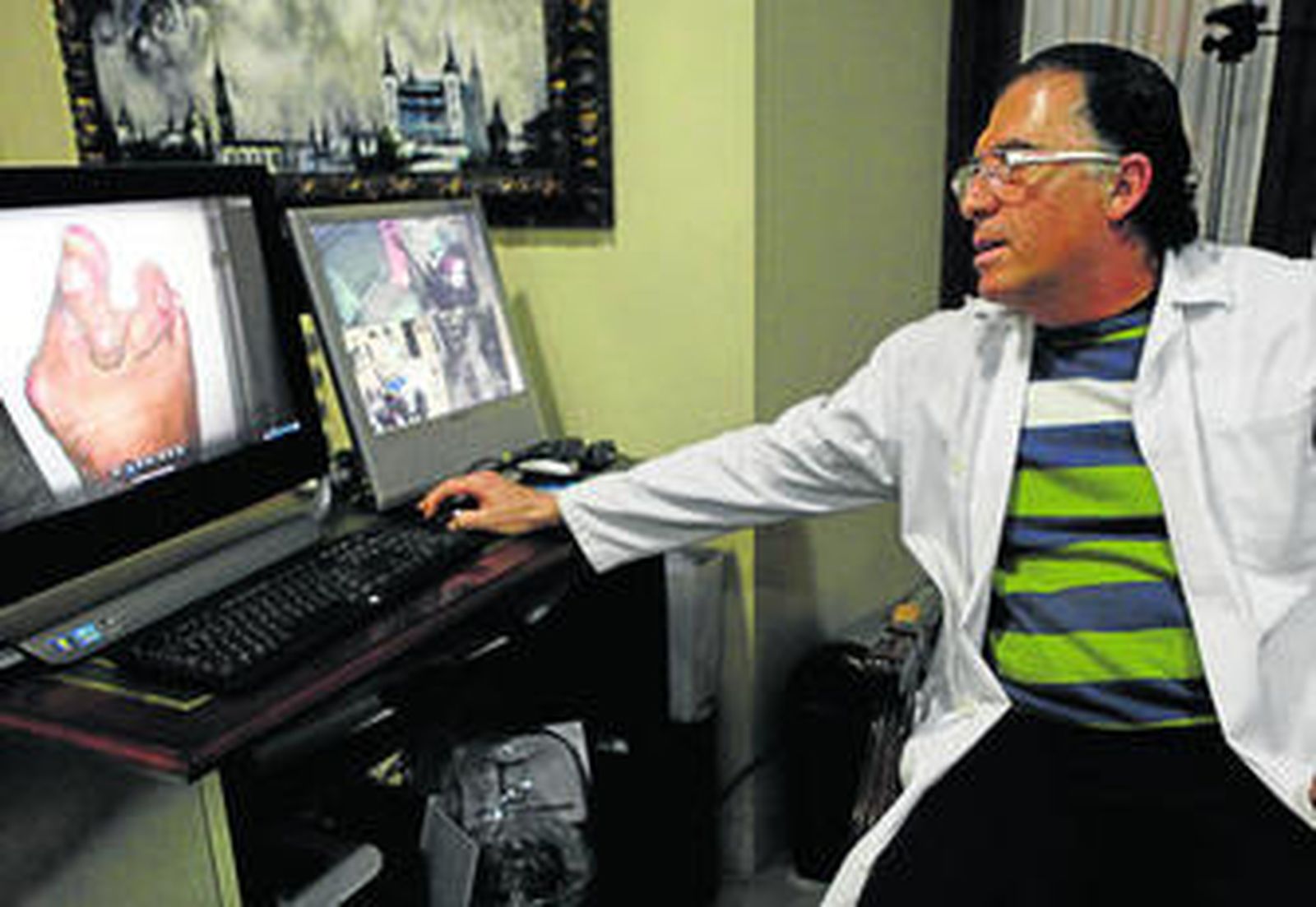 Párraga observa en un monitor los pies deformados de un paciente.