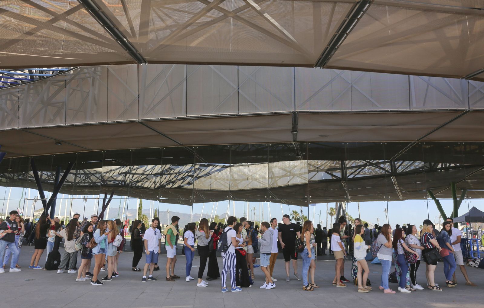 Varias personas haciendo cola en el Palacio de Ferias y Congresos para conseguir pasar de ronda en el casting de 'Operación Triunfo 2018'.