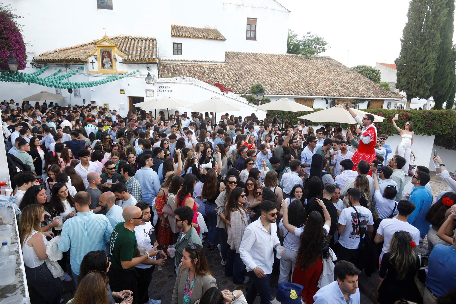 Las mejores fotos de unas Cruces de Córdoba abarrotadas para dar la bienvenida al fin de semana