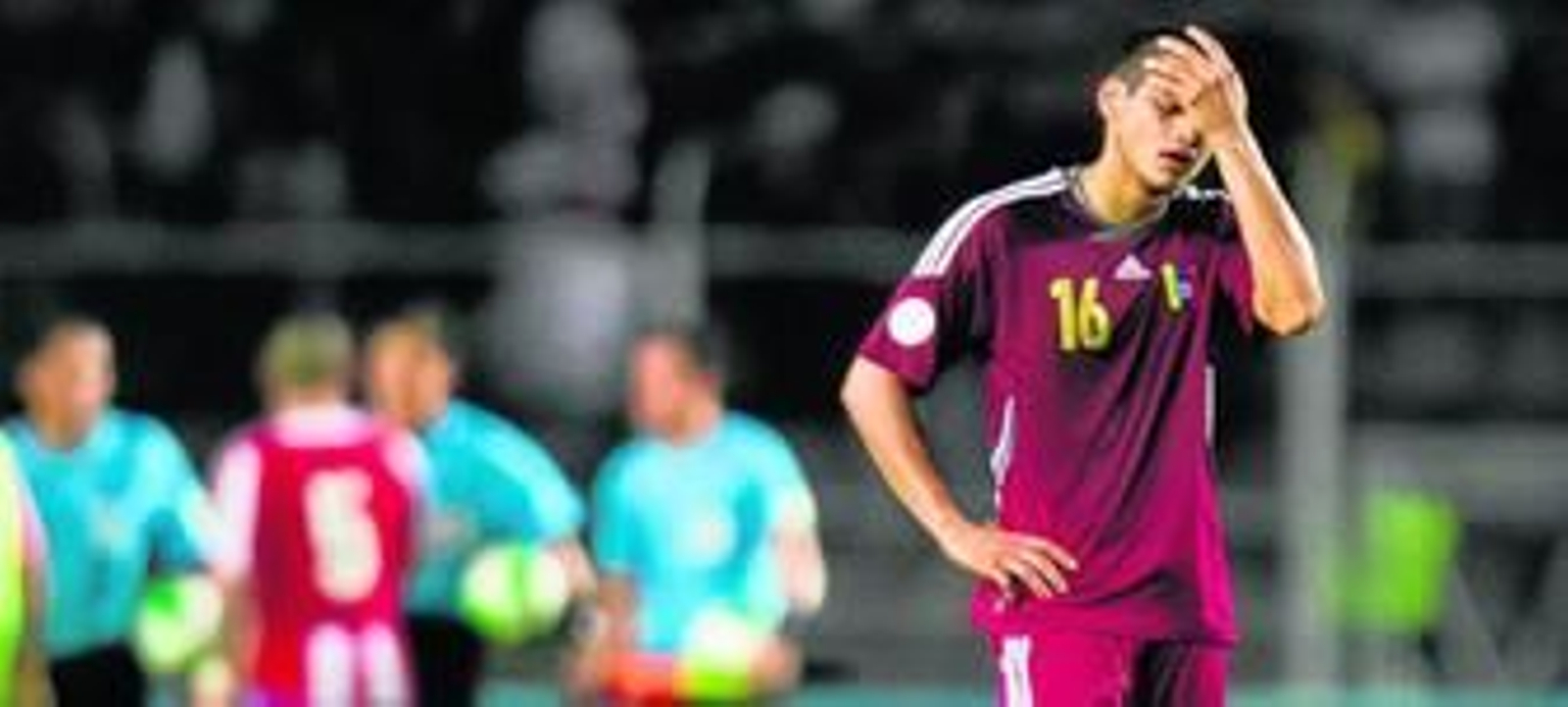 Roberto Rosales se queja de la derrota tras un partido contra Paraguay.