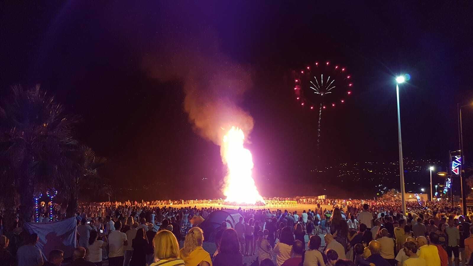 El encendido de la hoguera de San Juan y el castillo de fuegos artificiales, el pasado 2018 en Salobreña.