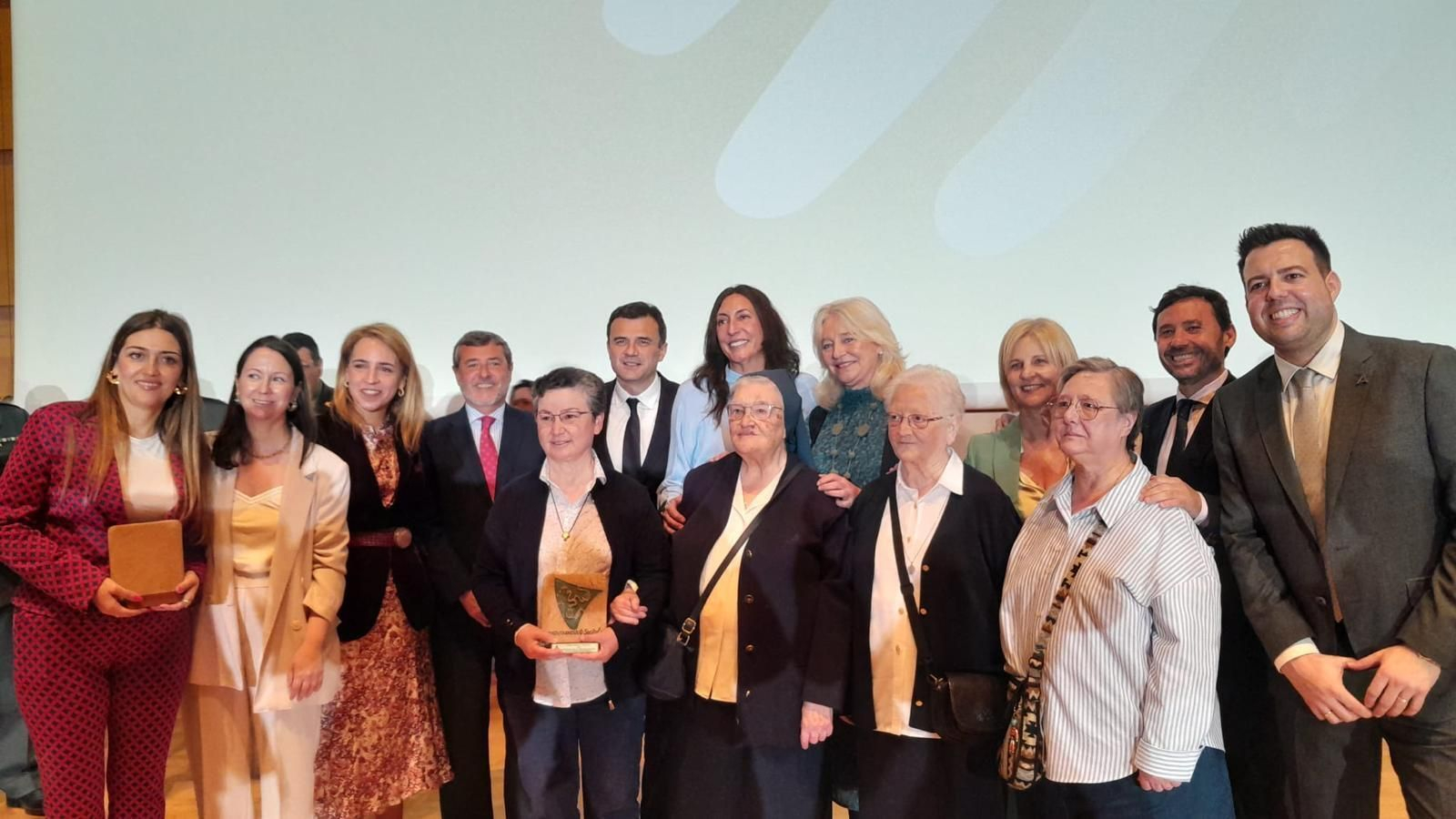 Imagen de todos los galardonados, entre ellos, Sor Manuel Castilla, directora del comedor Virgen Poderosa