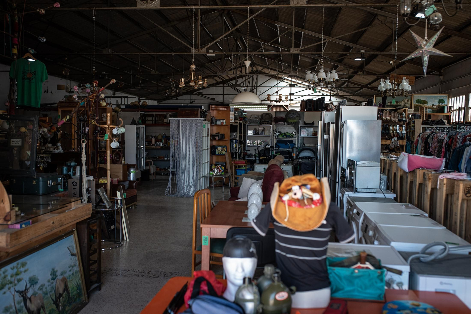 Una visita a la tienda de Traperos de Emaús en imágenes