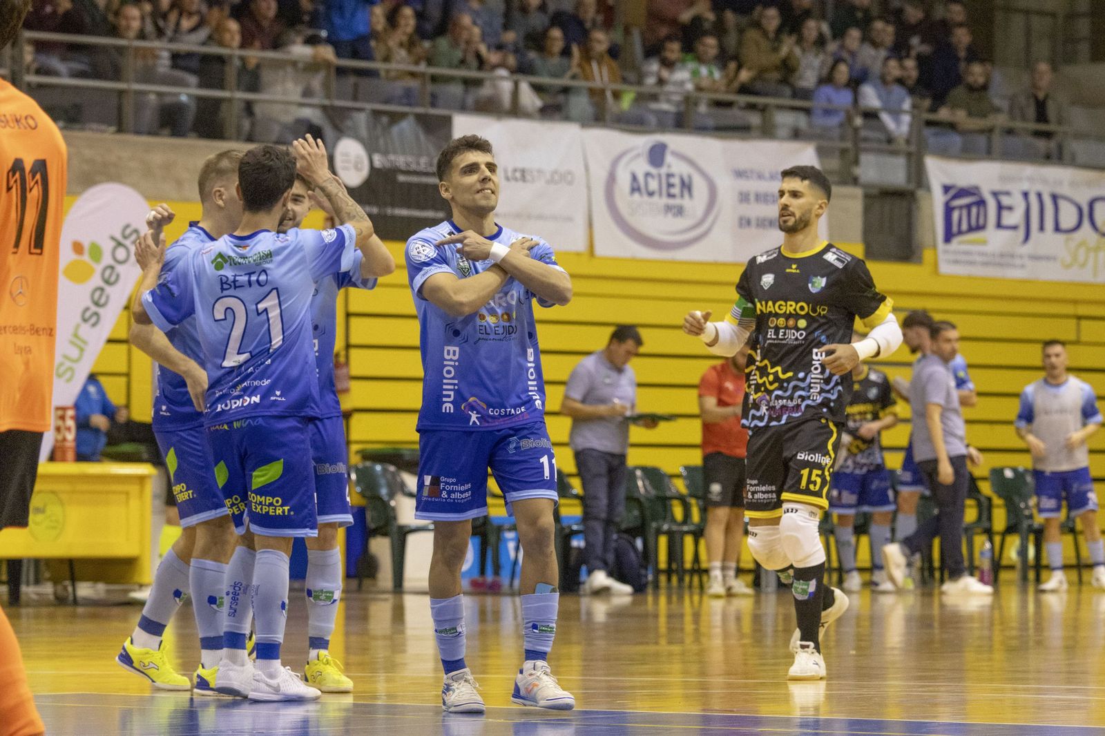 Los celestes celebran uno de sus seis tantos anotados en su victoria frente a los mostoleños.