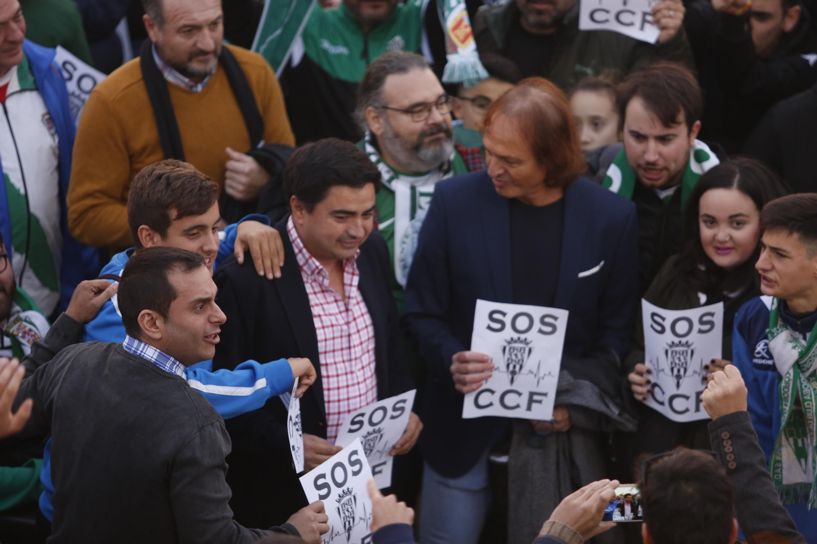 La afición del Córdoba recibe a sus jugadores y clama contra Jesús León