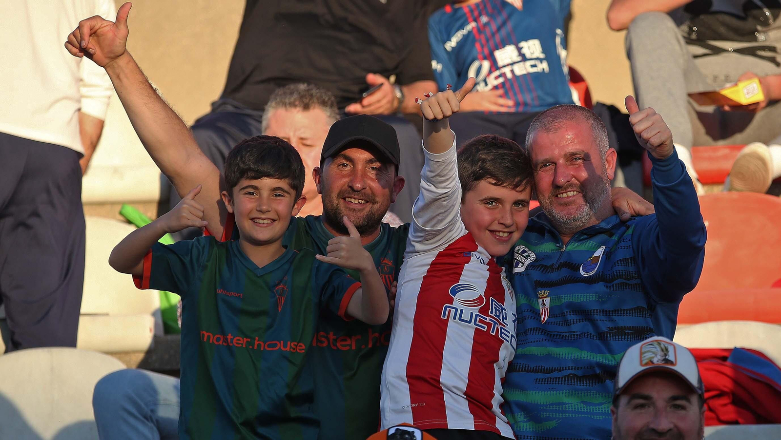 Fotos de la afición durante el Algeciras - Córdoba en el Nuevo Mirador