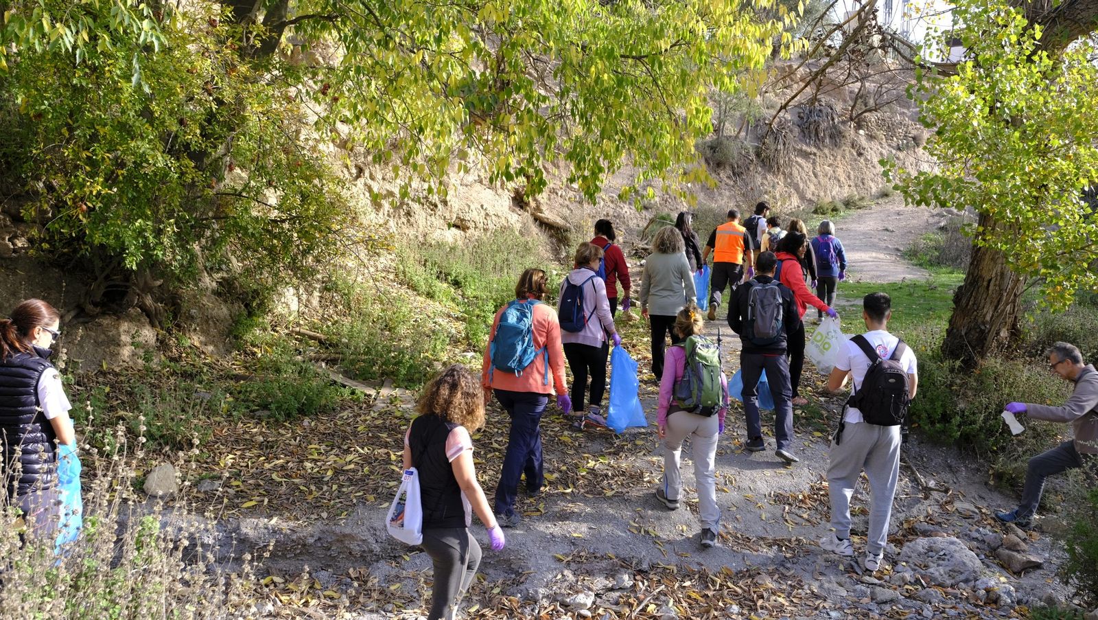 Limpieza y senderismo por la Alpujarra, en imágenes