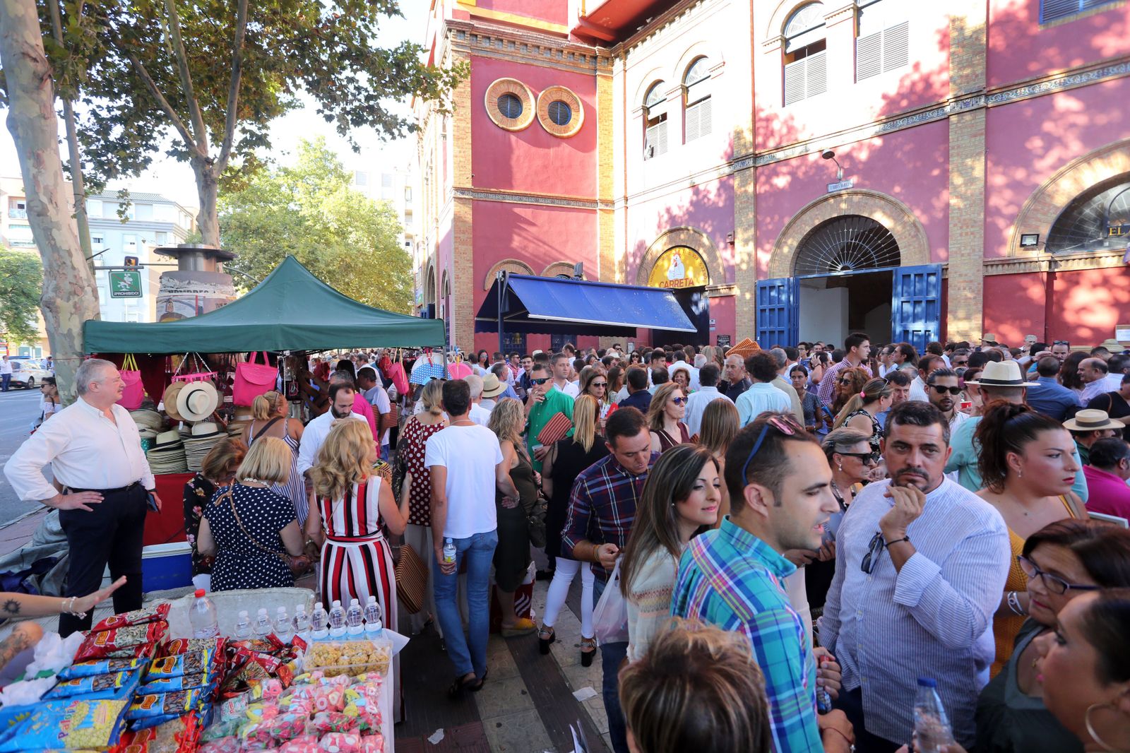 Imágenes del ambiente de la corrida del 2 de agosto en la Plaza de Toros de la Merced