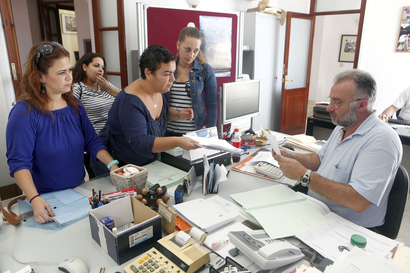 Representantes de una agrupación realizan la inscripción en Fiestas.