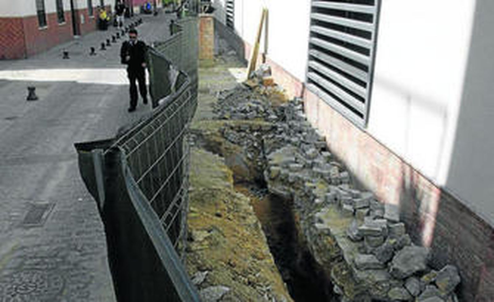 El primer polideportivo del centro se inauguró en febrero y sigue en obras