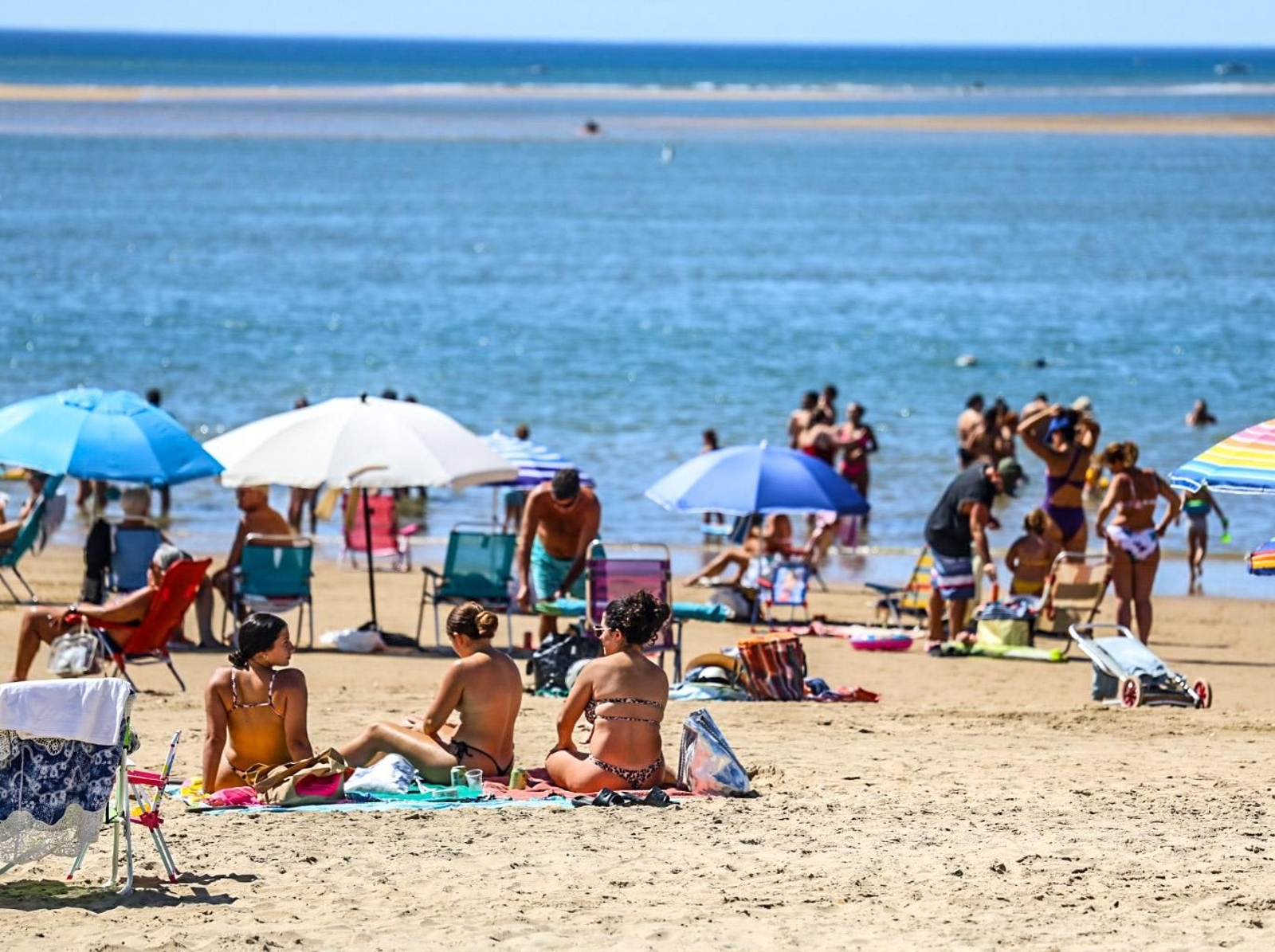 Imágenes de la calurosa mañana en la playa de El Portil