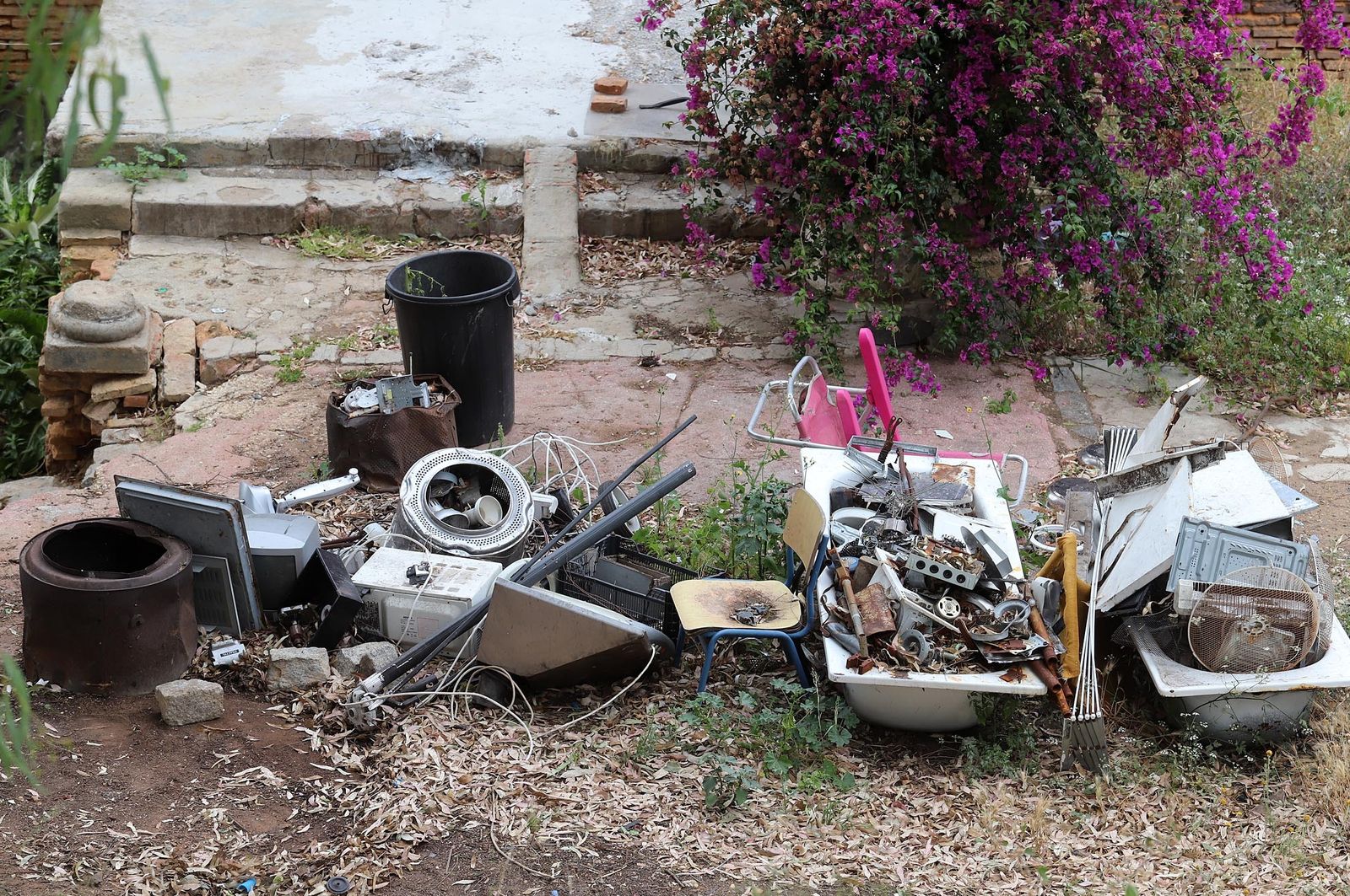 Imágenes del lamentable estado en el que se encuentra la casa  Villa Rosa en el conquero