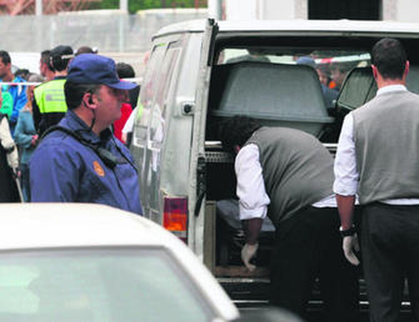 Un momento del levantamiento del cadáver, en la calle Rey Don Pelayo.
