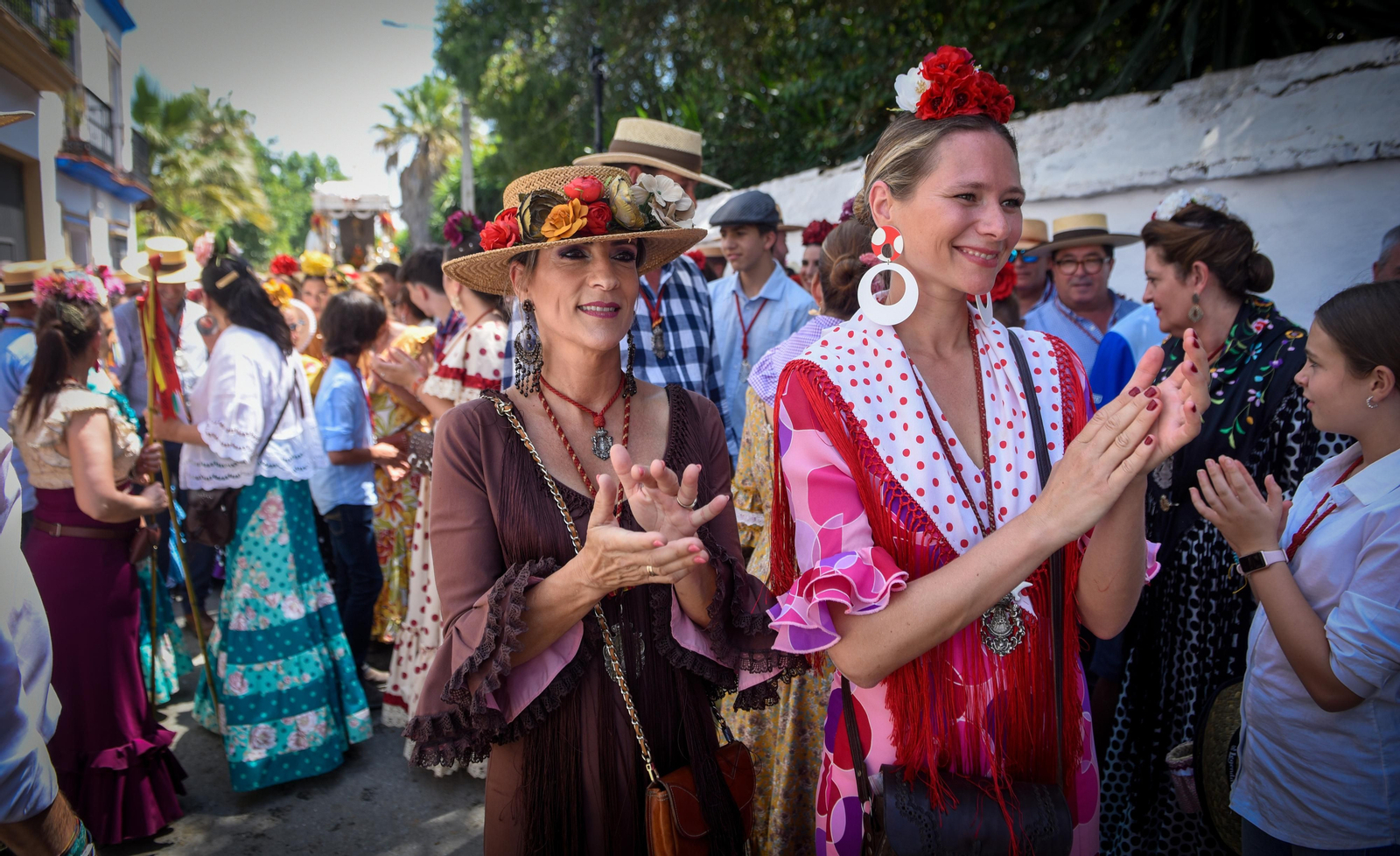 El paso de las Hermandades de Coria y La Puebla del Río por Villamanrique, en imágenes