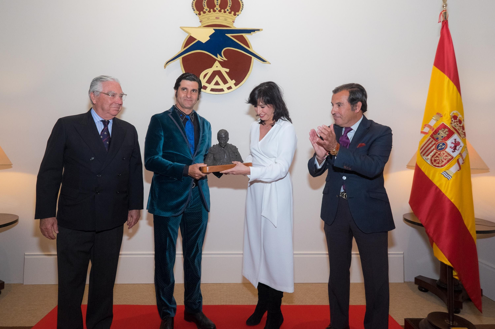 Morante de la Puebla recogiendo el Memorial Manolo Vázquez en el 'El Aero'.