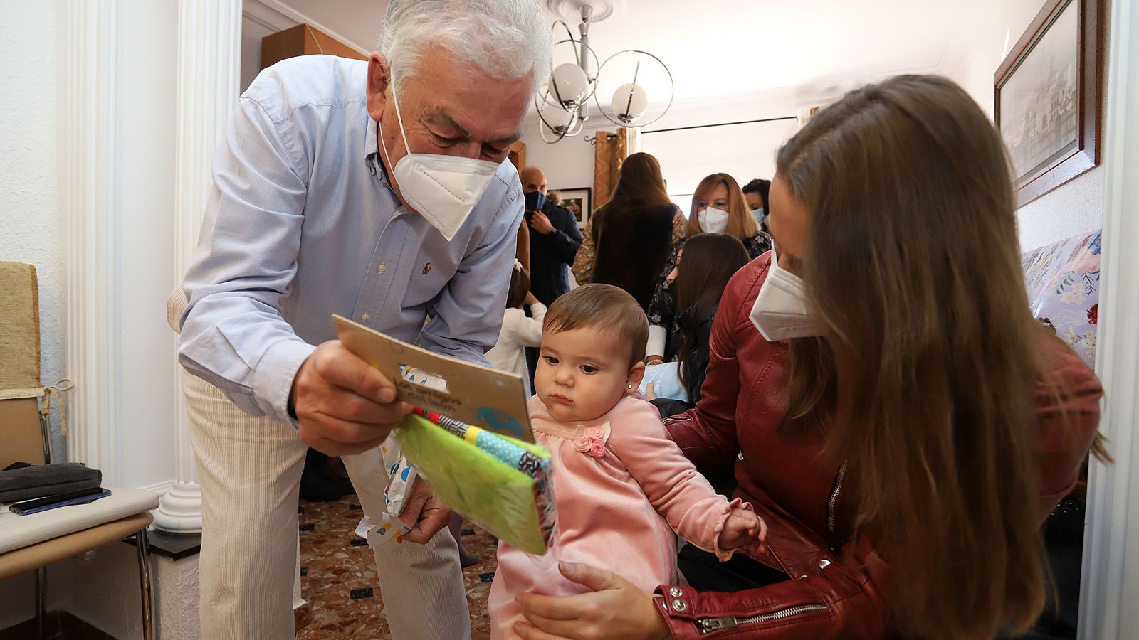 Las familias se dan los regalos que han pedido a Sus Majestades.