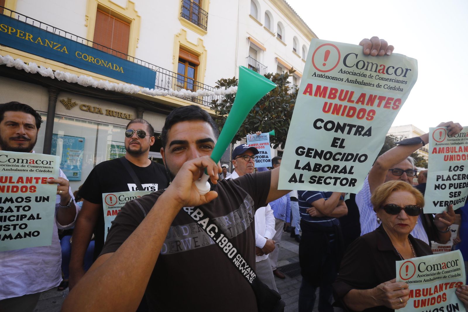 La protesta de los comerciantes ambulantes en Córdoba, en imágenes
