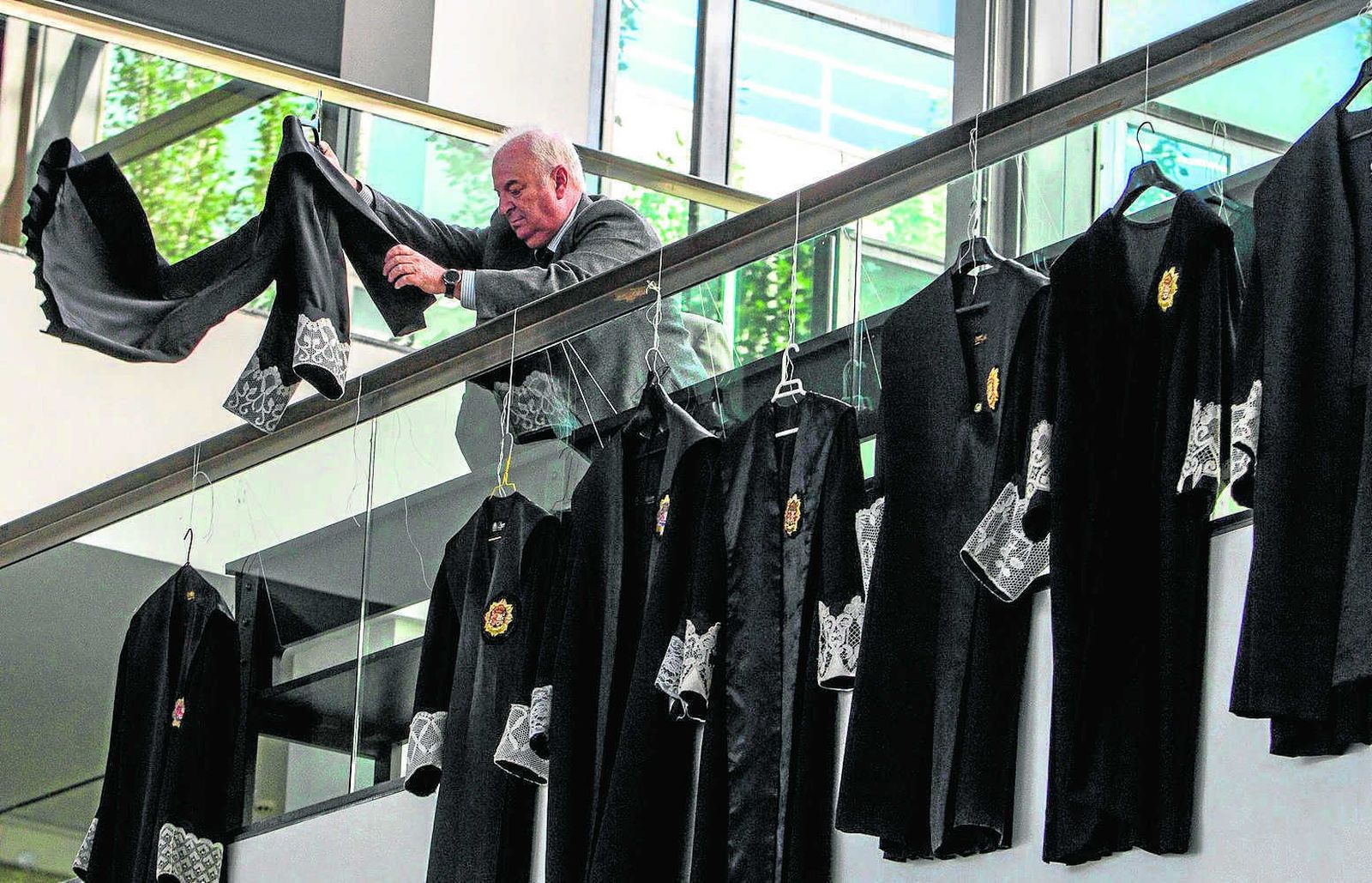 Togas de jueces y fiscales colgadas ayer en la parte superior del vestíbulo de los Juzgados de Ciudad Real.