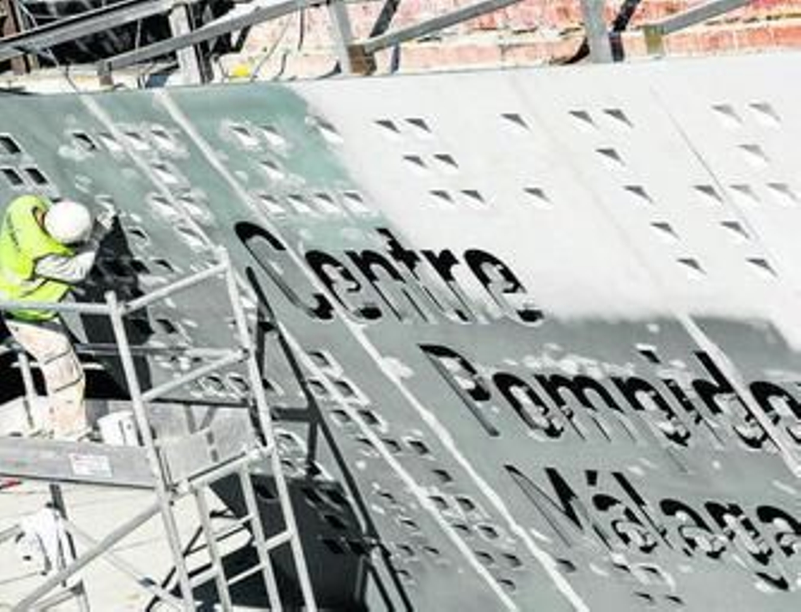 Un operario, en los trabajos de adecuación del Cubo, en el puerto.