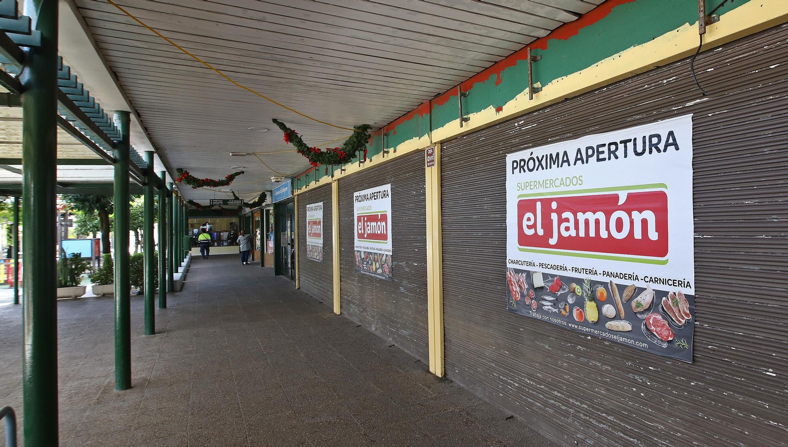Carteles anunciadores del nuevo supermercado en Merca 80.