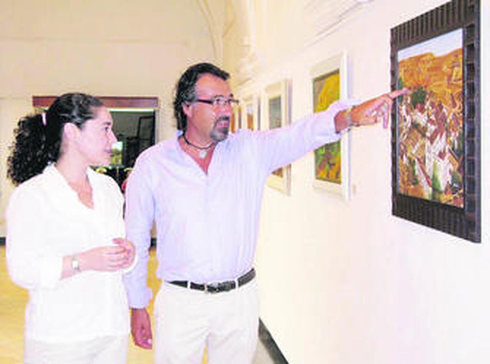 Inmaculada Nieto junto a Juan Manuel Remesal, en la exposición.
