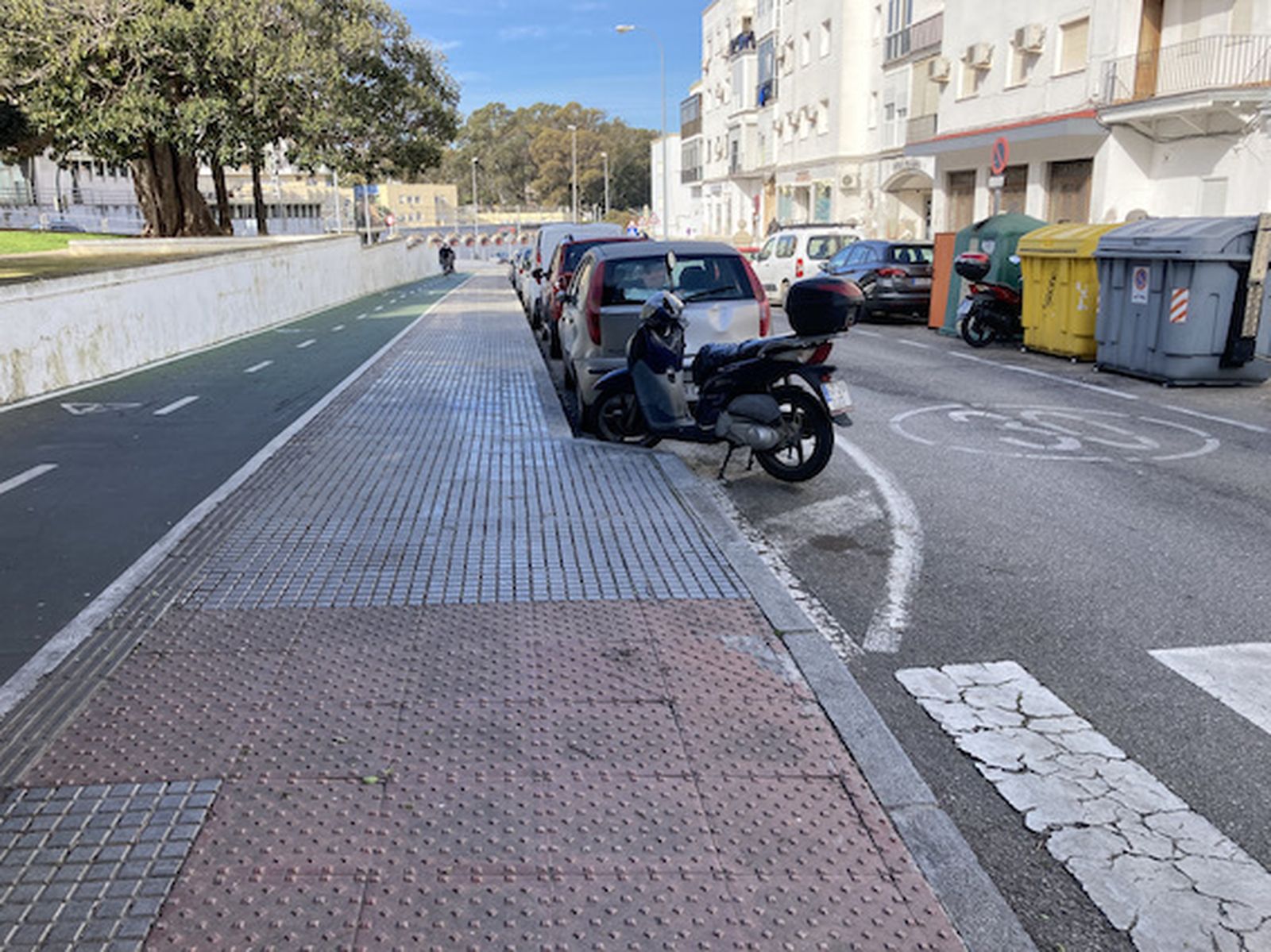 Así son los complicados accesos a los colegios de Cádiz