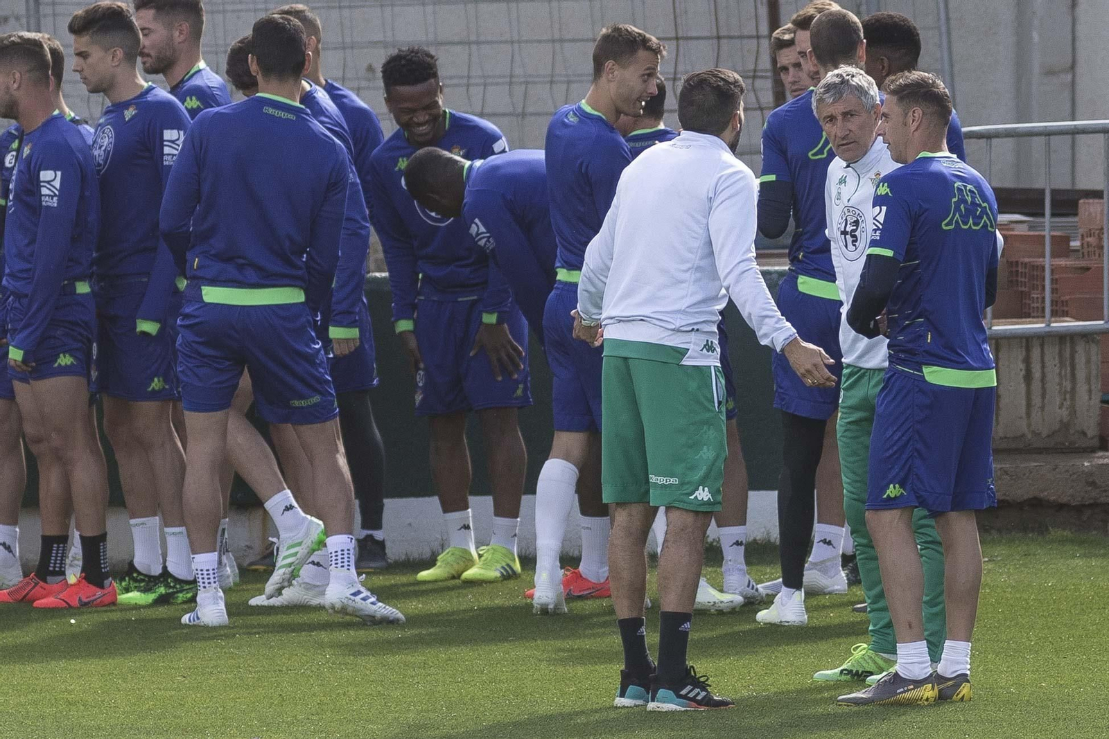 Setuién, su segundo y Joaquín dialogan en el entrenamiento de ayer.