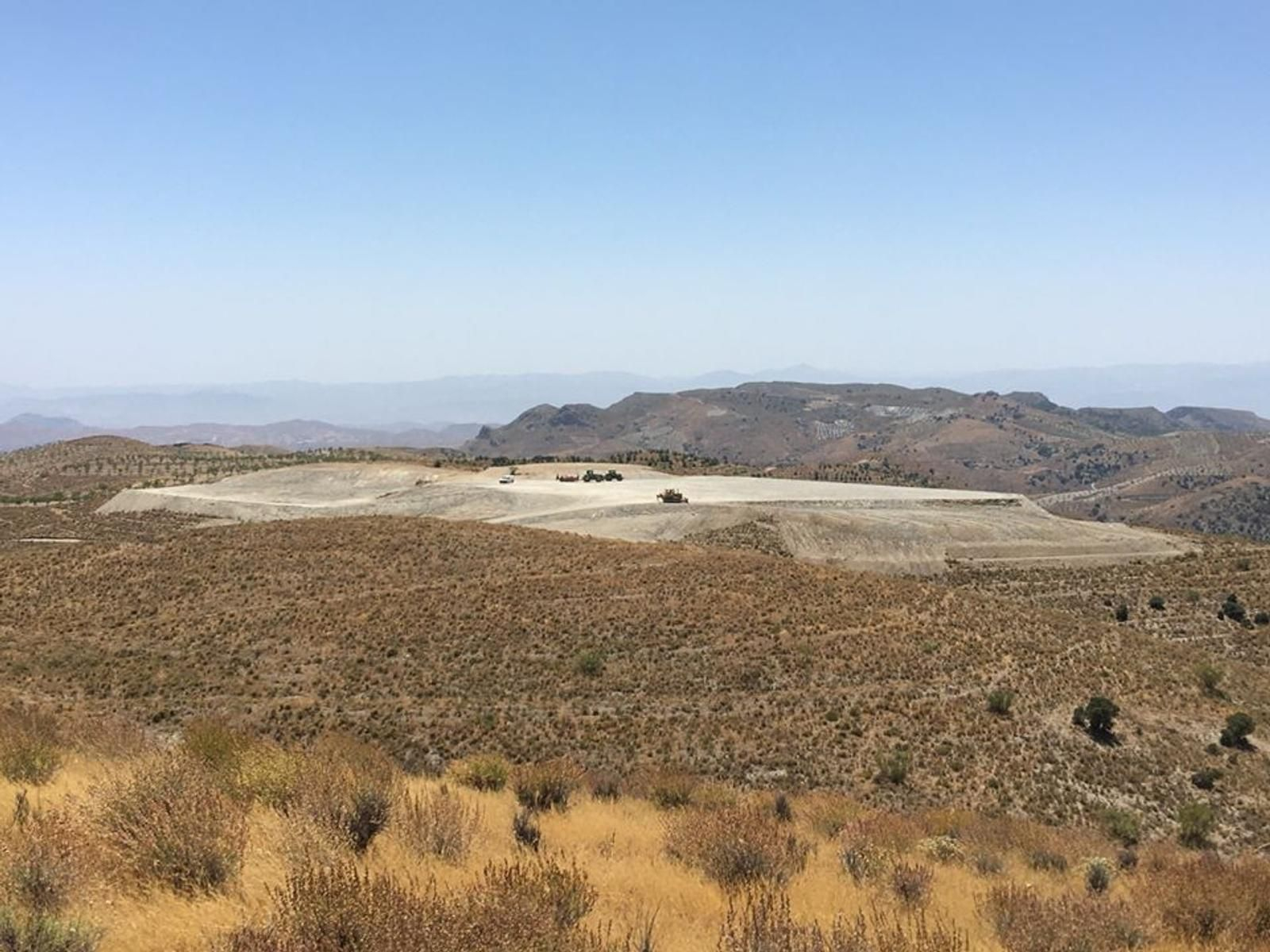 Primeros trabajos sobre el terreno para la futura construcción de la macrogranja.