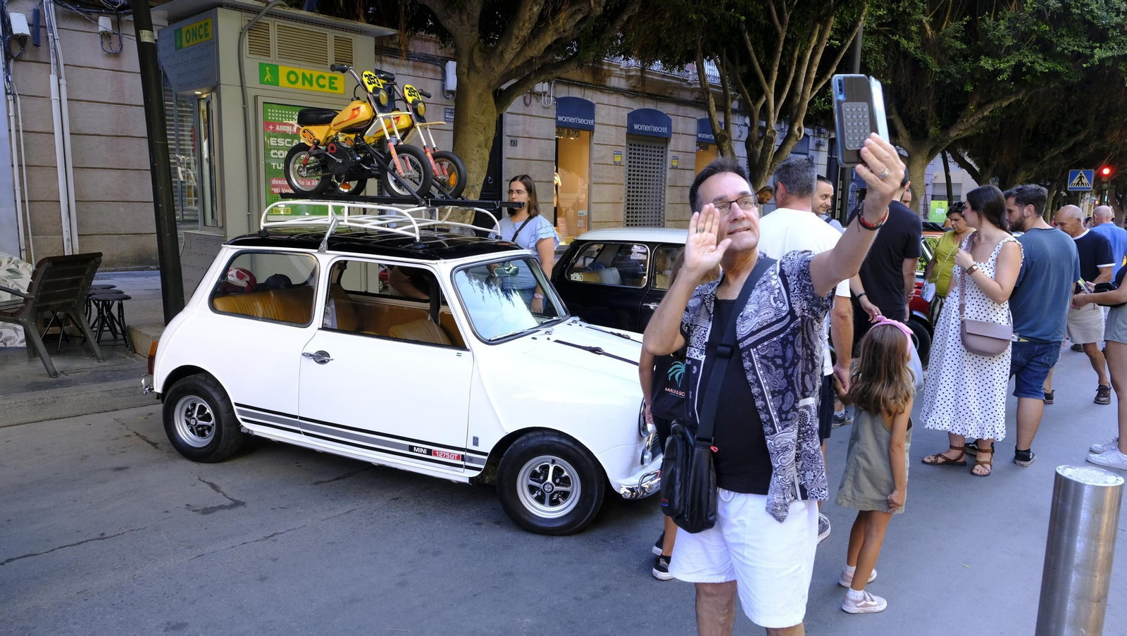 La exposición de Seat 600 y Mini Cooper en la Feria de Almería, en imágenes