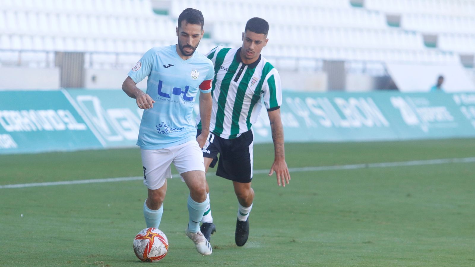 Mario Ruiz, capitán del Ciudad de Lucena, protege el balón en el duelo ante el Córdoba B.