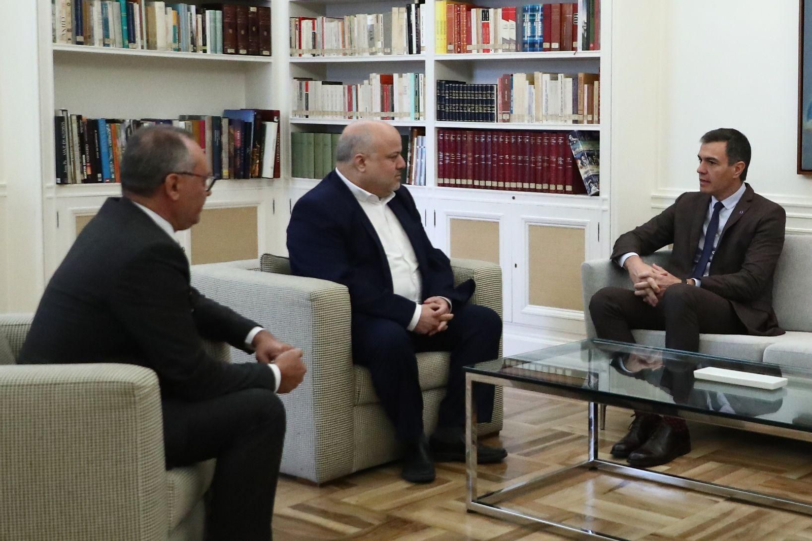 l presidente del Gobierno en funciones, Pedro  Sánchez  (d), se reúne con el secretario de la Comisión Islámica en España, Mohamed Ajana, y con el delegado de la Comisión Islámica en Madrid, Mostafa Abdeslam, este lunes en el palacio de la Moncloa en Madrid.