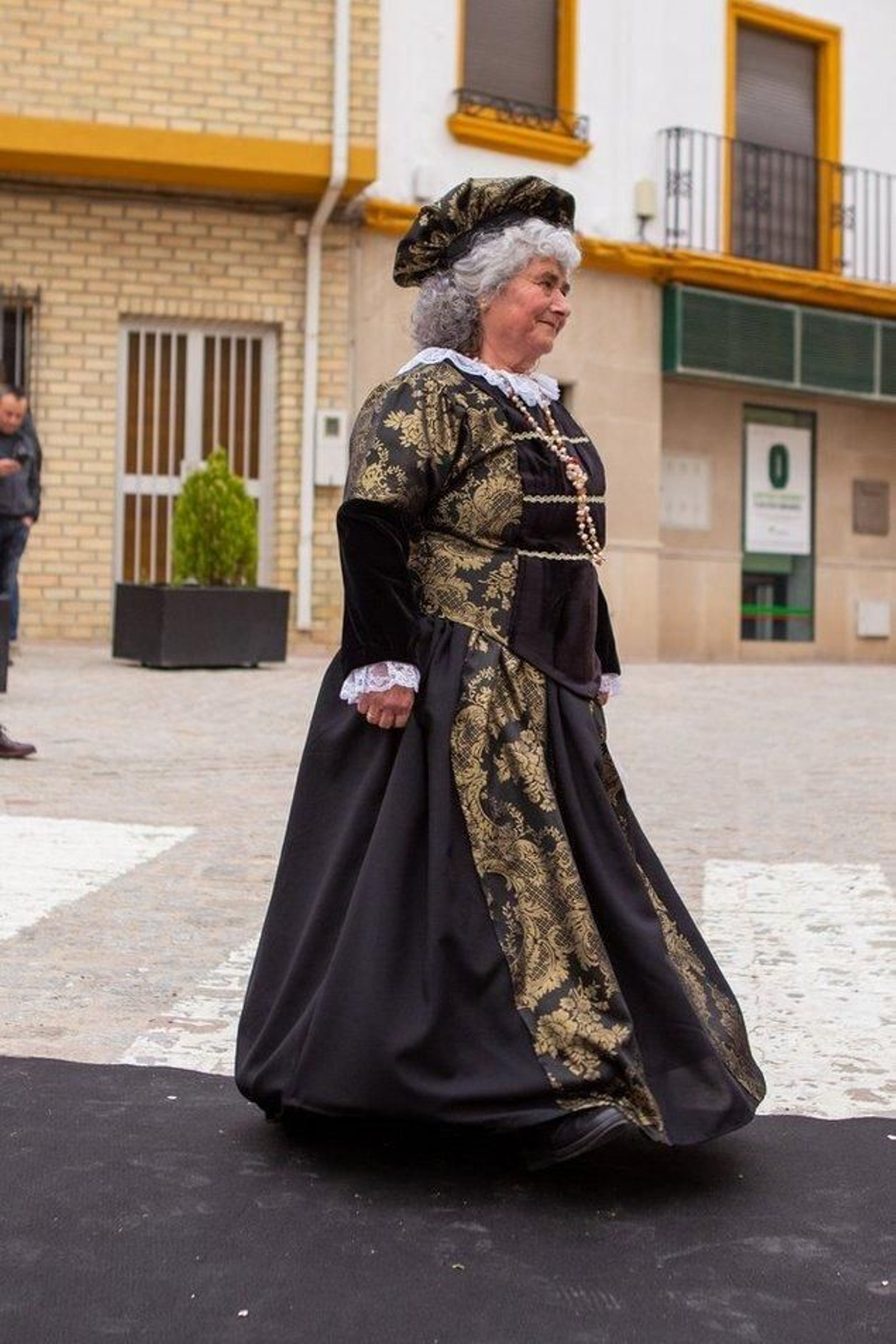 Desfile de los trajes renacentistas confeccionados por mujeres de Cazalilla.