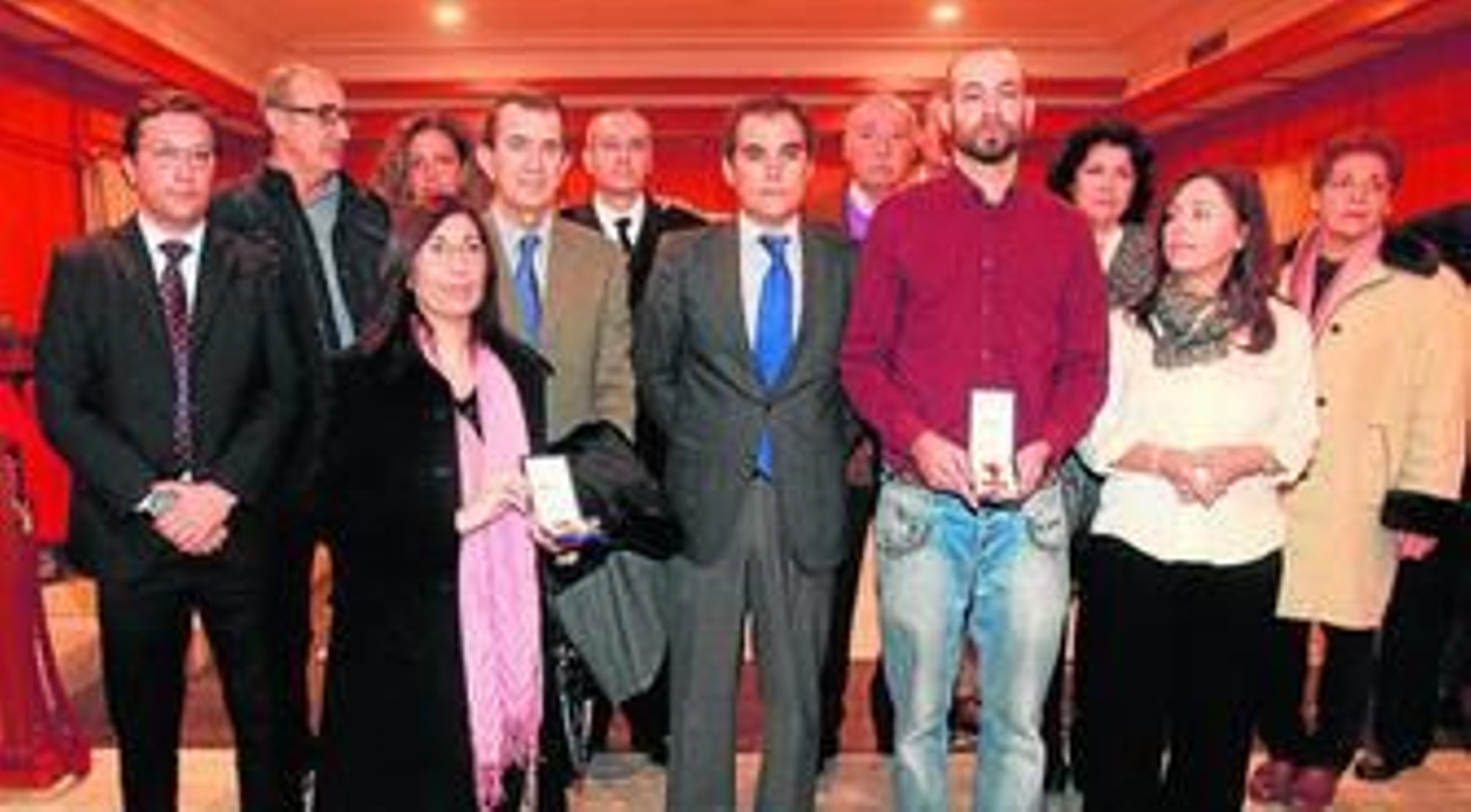 Familiares de las víctimas junto al alcalde y la delegada de Seguridad, ayer tras el homenaje a las dos agentes fallecidas.