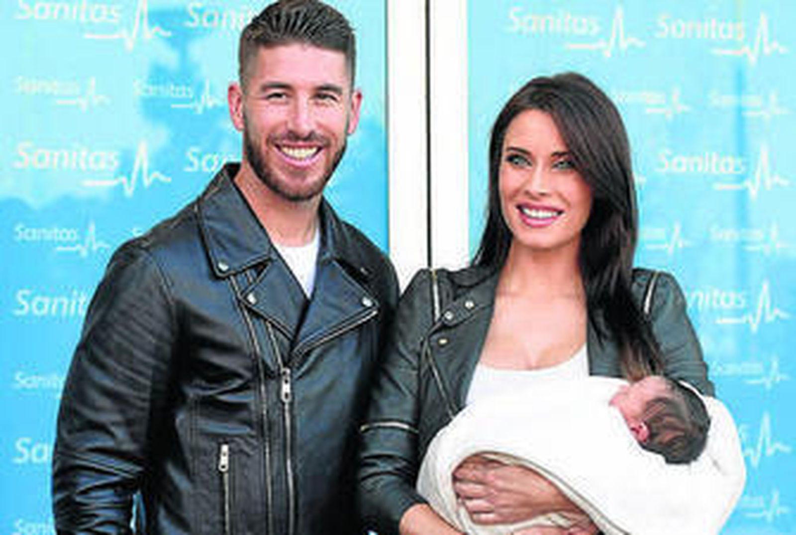 La familia Ramos-Rubio, la viva imagen de la felicidad en la presentación del pequeño Marco