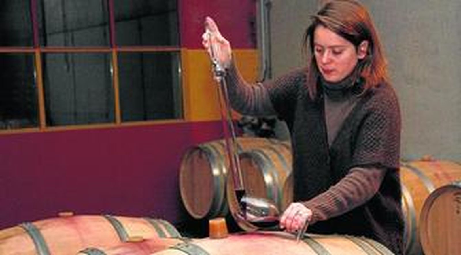 Una enóloga de la bodega Los Aguilares prepara un vino para su cata.