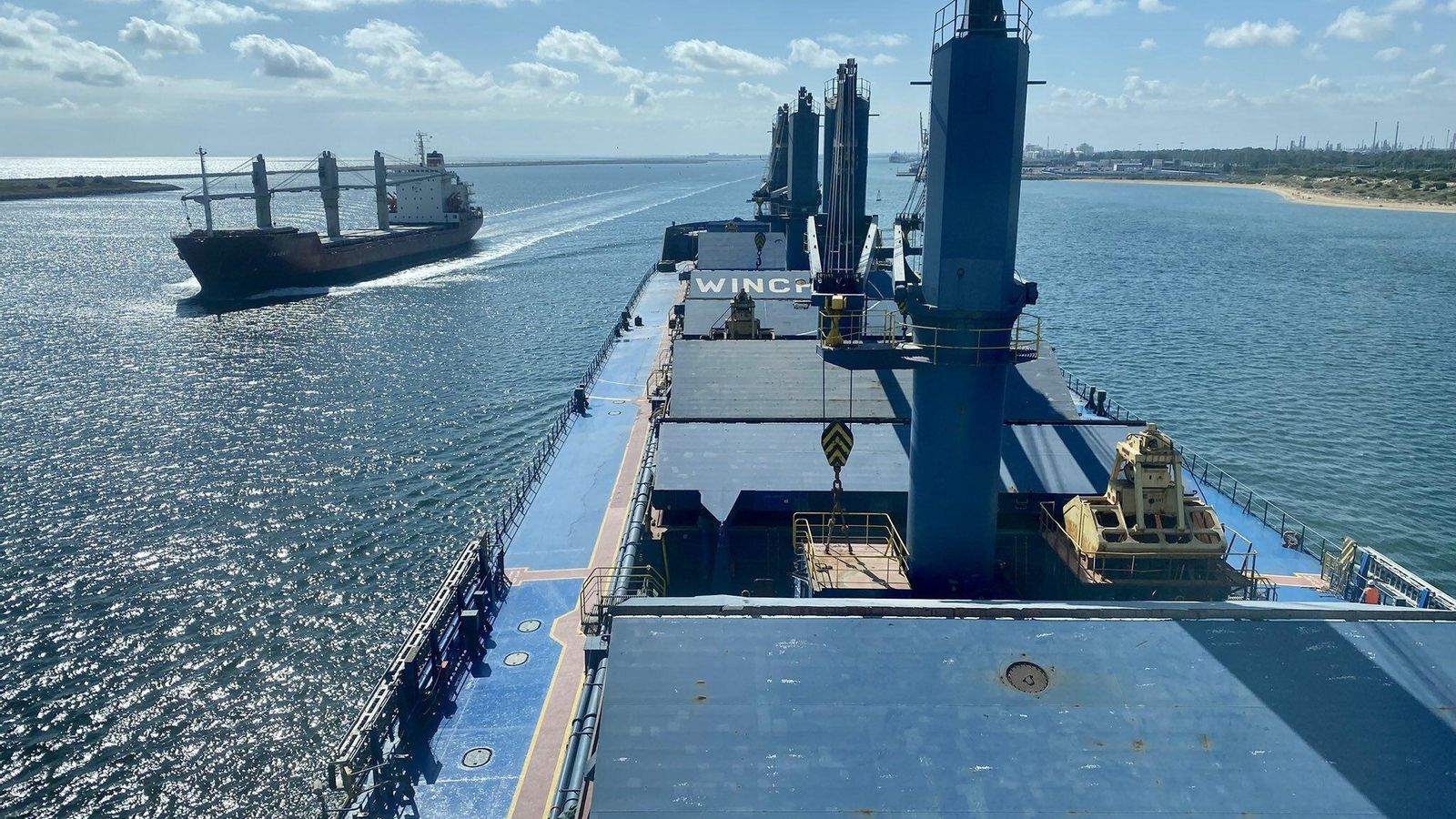 Cruce de buques en la bocana de acceso al Puerto de Huelva.