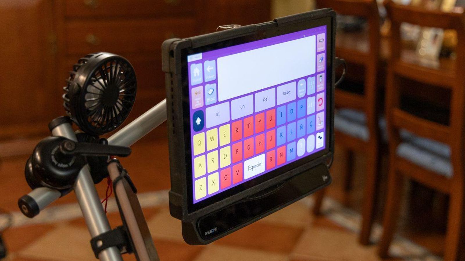 El ordenador de Laura funciona mediante un ratón óptico que detecta su mirada.