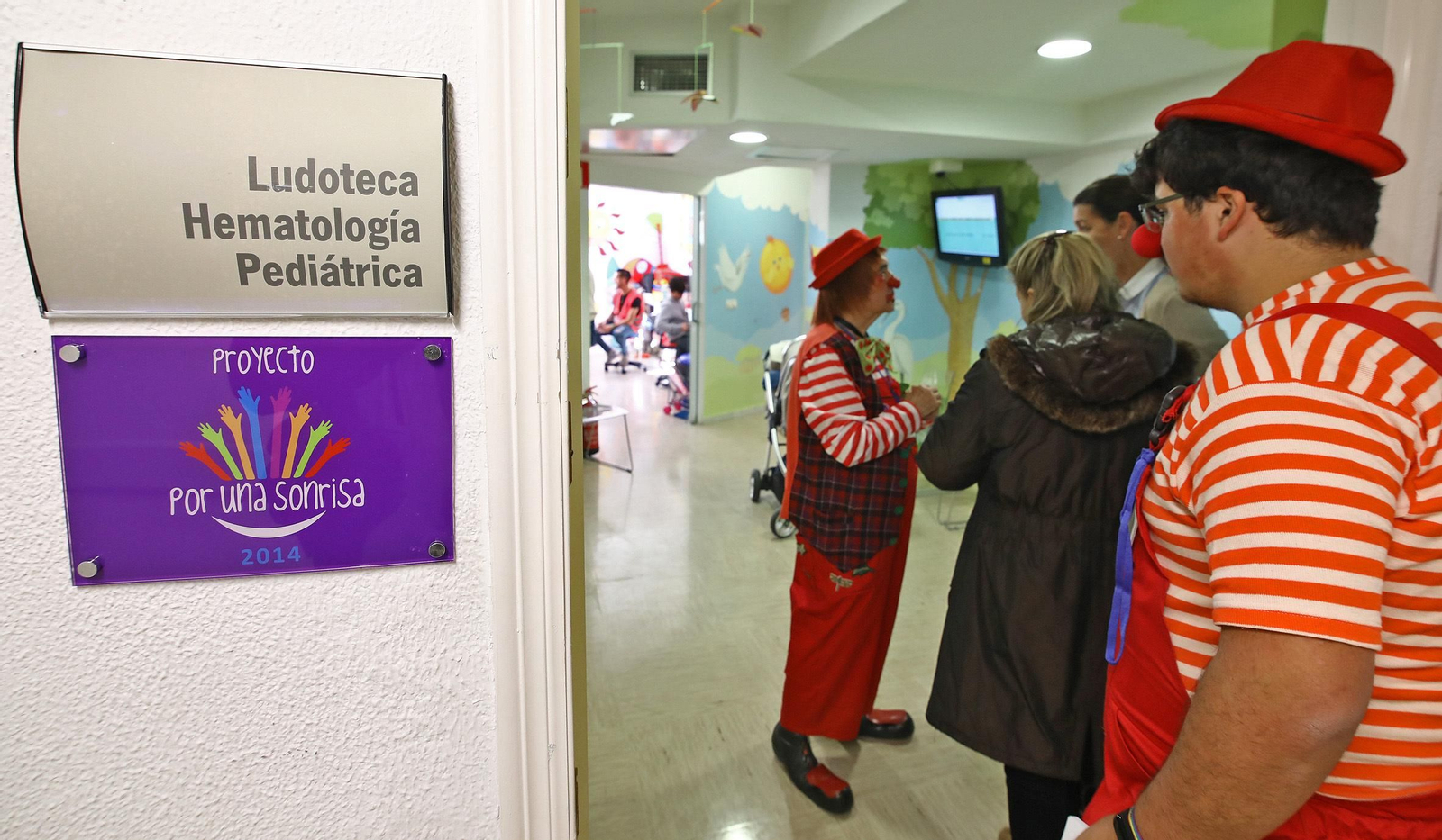 Imágenes de los Payasos Sanadores PASA en el hospital de Jerez.